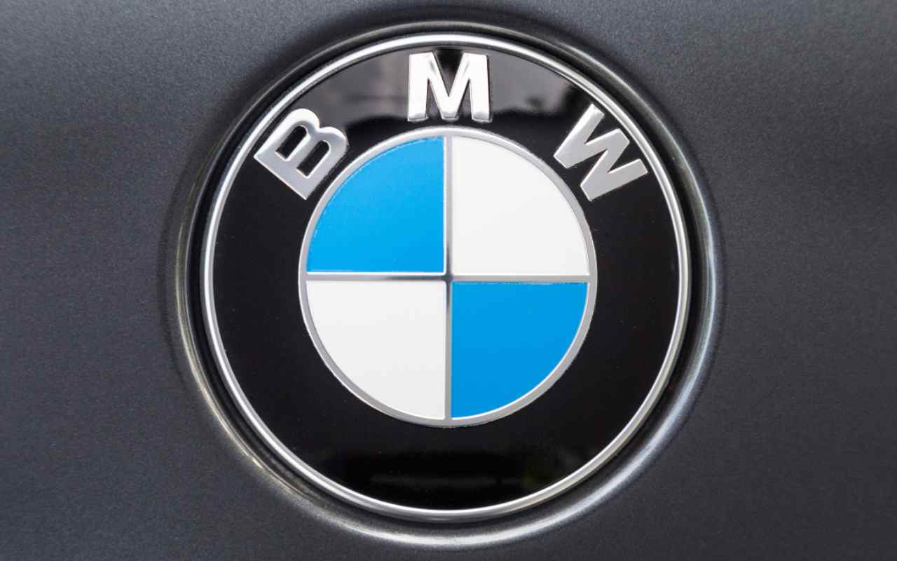 Che cosa significa il logo della BMW? Ha una storia antichissima