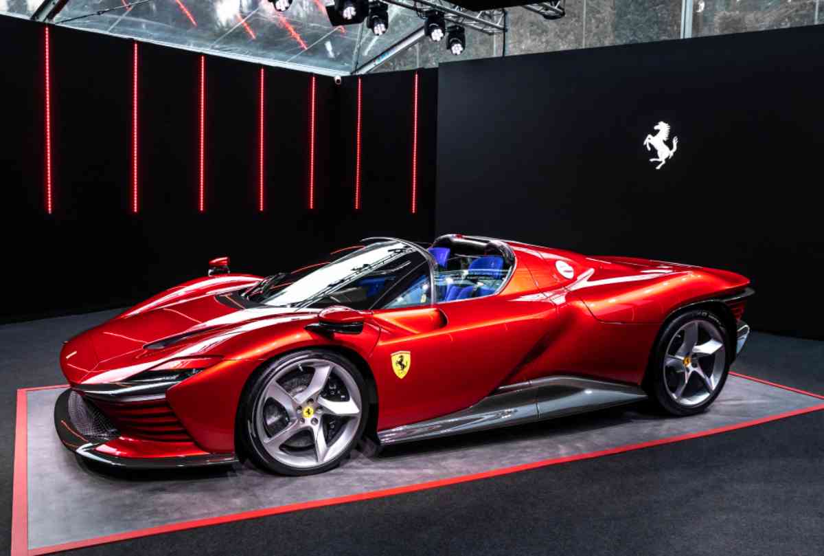 ¿Sabes quién posee la mayor cantidad de coches Ferrari del mundo?  Nunca lo adivinarás