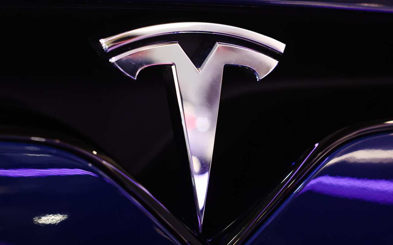 Il logo dell'azienda americana Tesla (ANSA)
