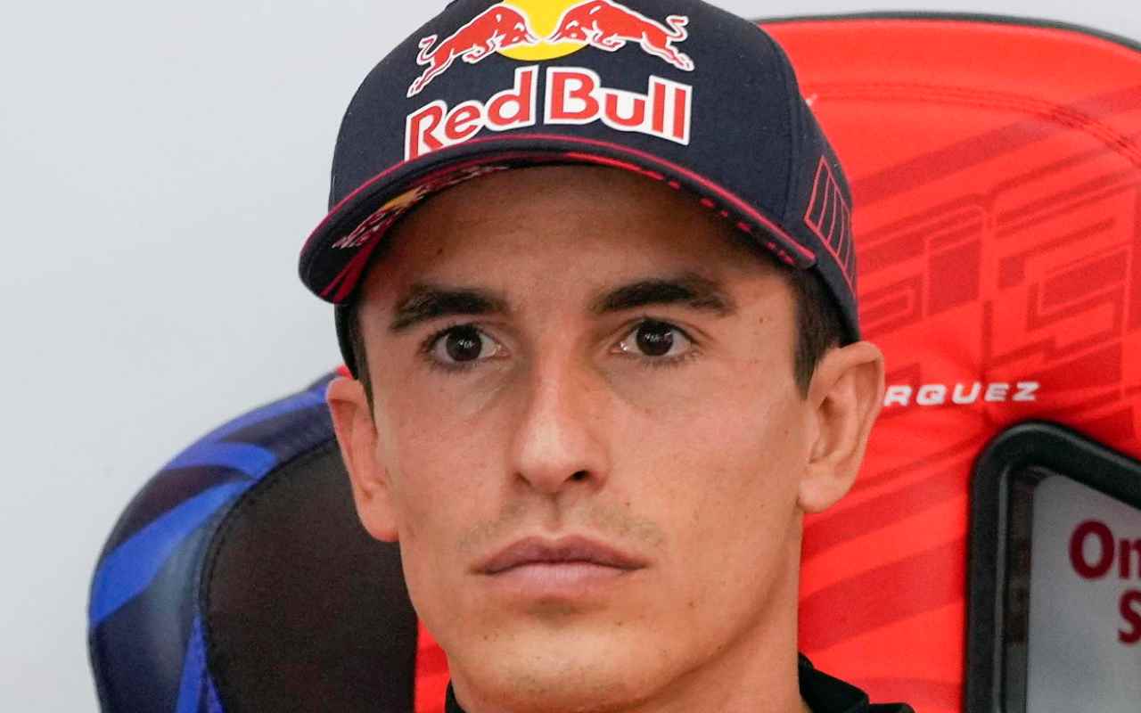 Marc Marquez all'interno del box Honda (ANSA)