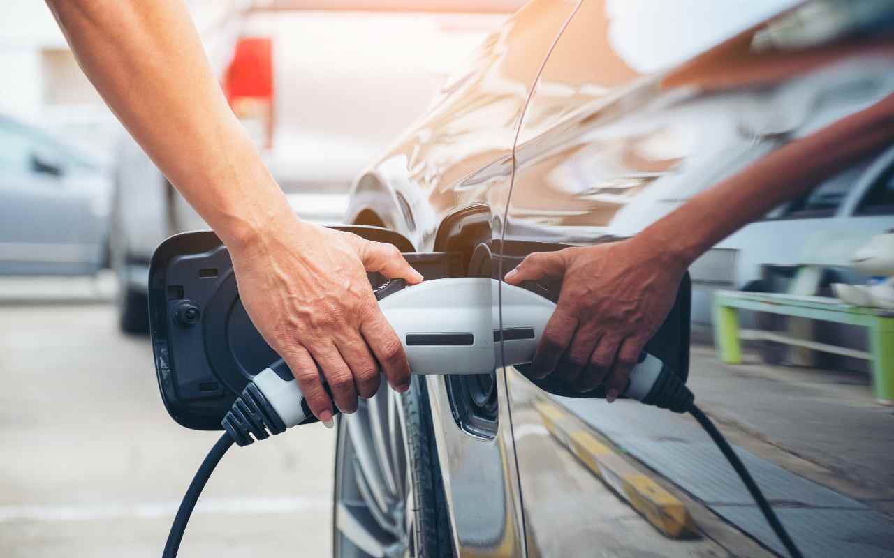 Auto elettrica in fase di ricarica (AdobeStock)