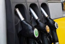 Un distributore di benzina (Ansa Foto)