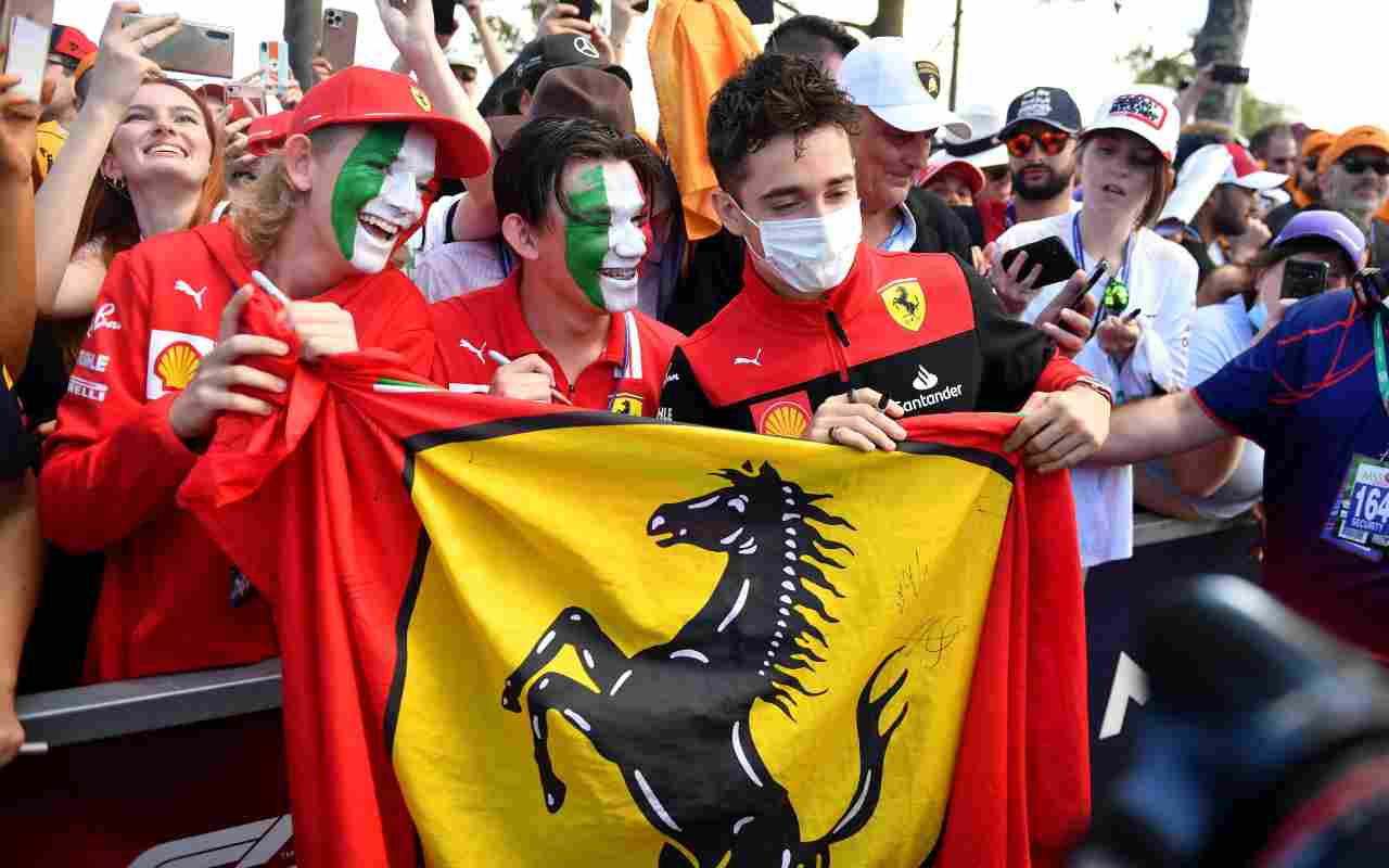 Fan Ferrari con Charles Leclerc (ANSA)