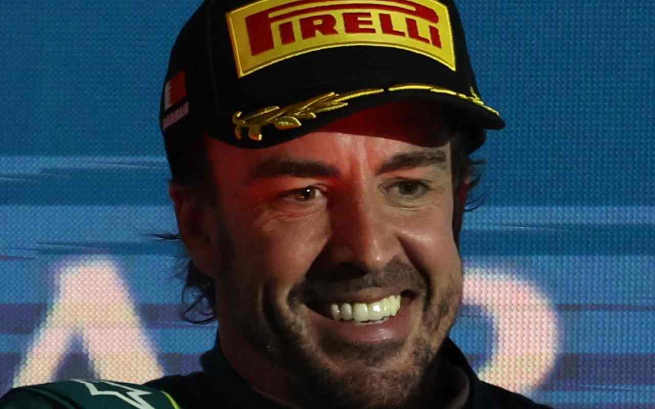 Il due volte campione del mondo Fernando Alonso sul podio in Bahrain (ANSA)