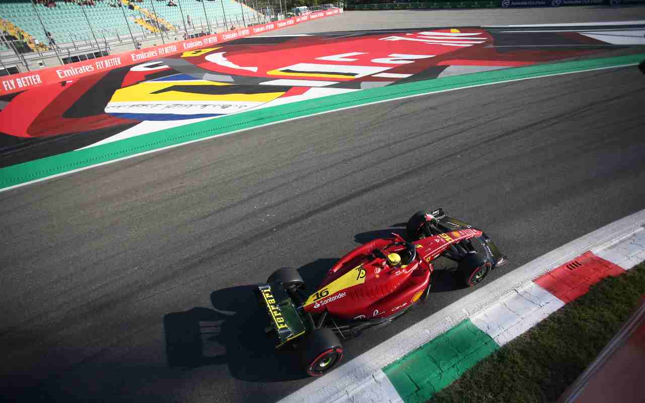 La Ferrari di Leclerc in azione alla curva Parabolica di Monza
