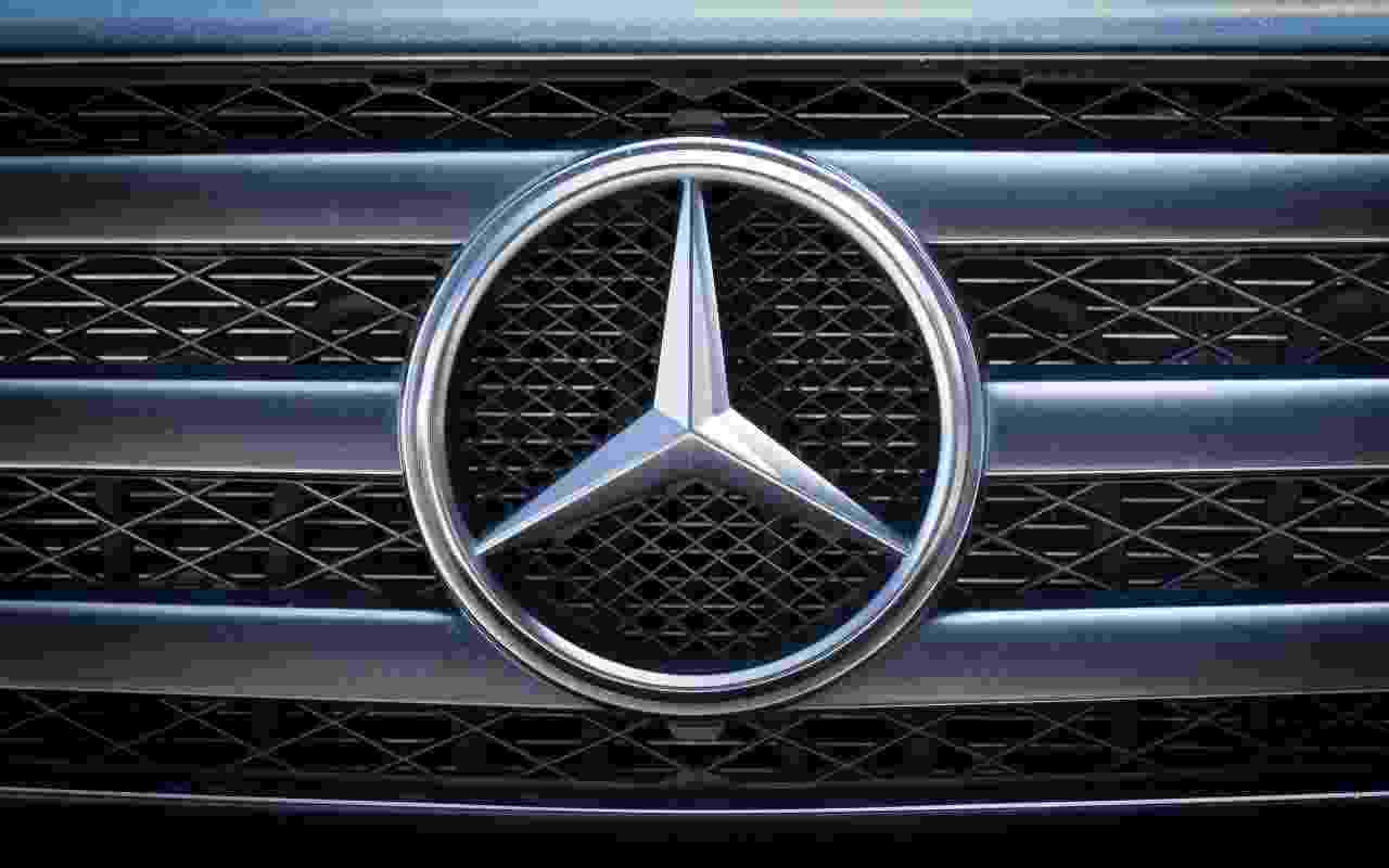 Mercedes portata via dal carro attrezzi (Adobe Stock)