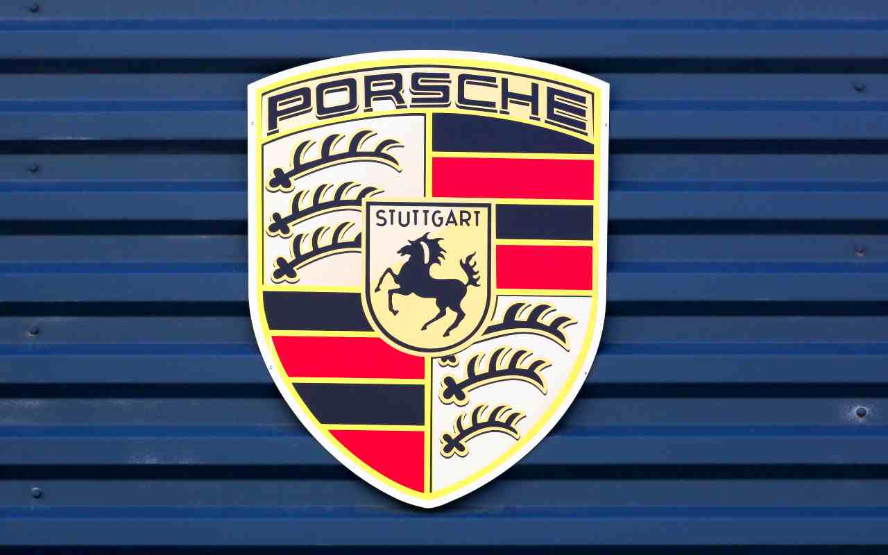 Porsche ecco il lavaggio della Panamera (Adobe Stock)