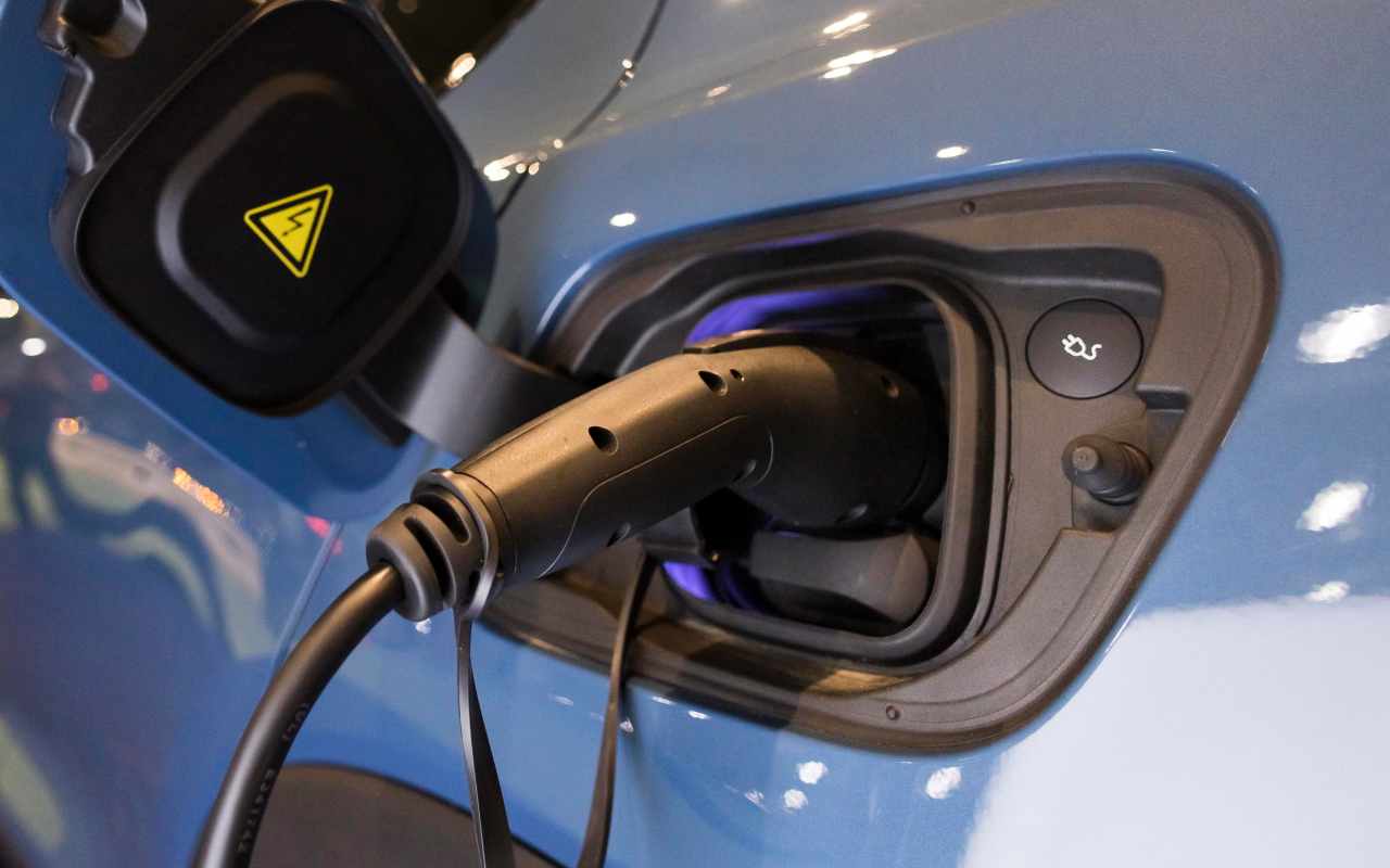 Una presa di ricarica per auto elettriche (ANSA)