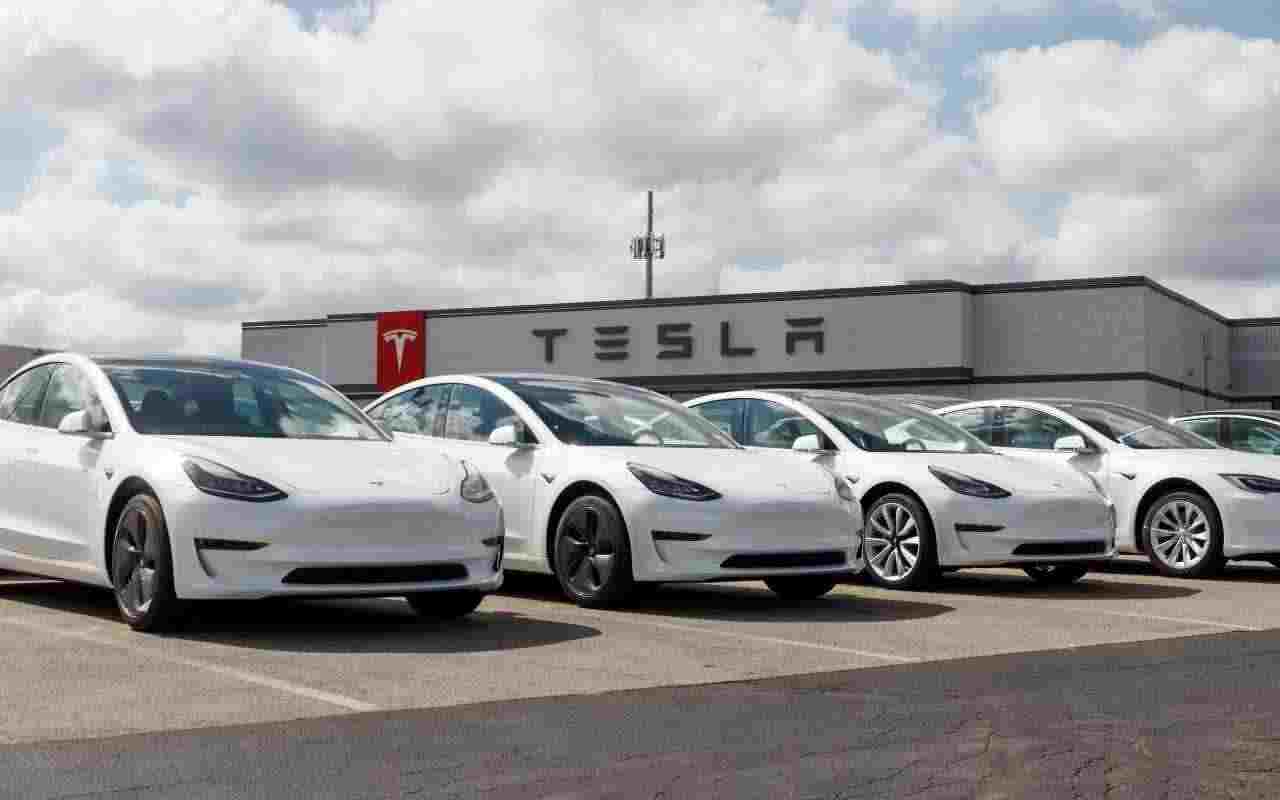 Tesla ecco quanto costano i vari modelli (Adobe Stock)