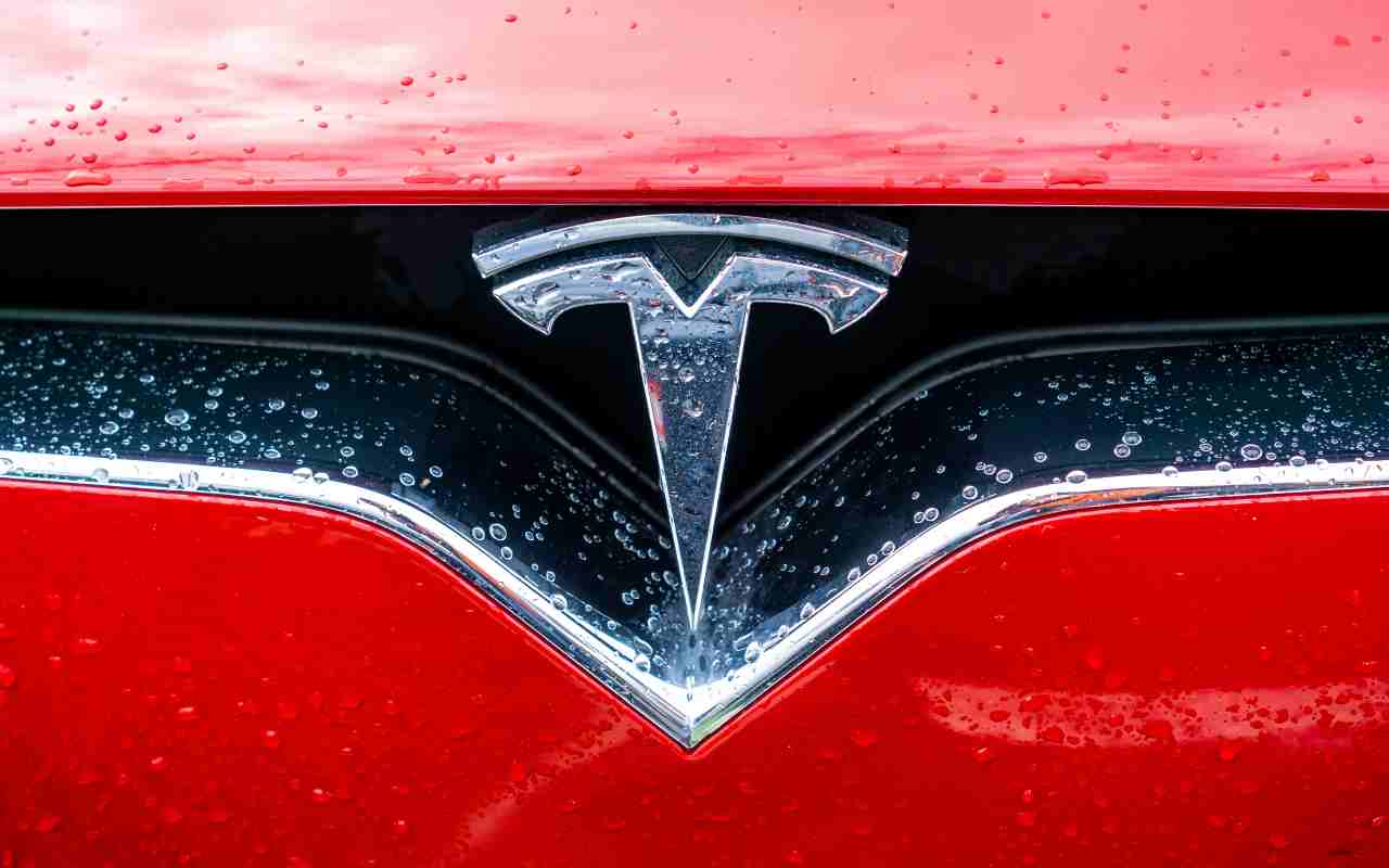 Tesla ecco quanto impiega a ricaricarsi (Adobe Stock)