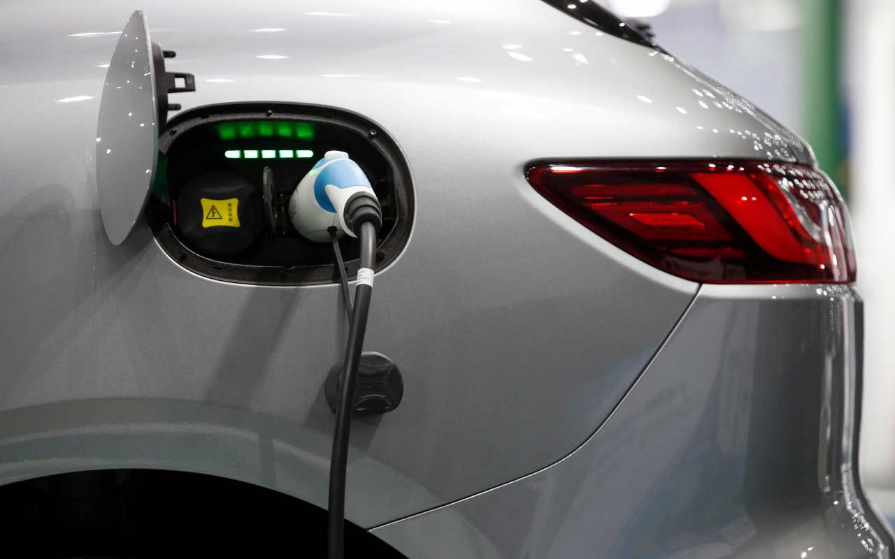 Un punto di ricarica per auto elettriche (ANSA)