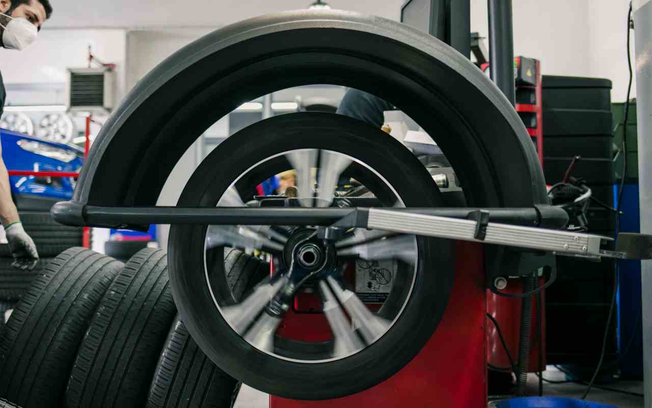 Un controllo delle gomme in officina (ANSA)