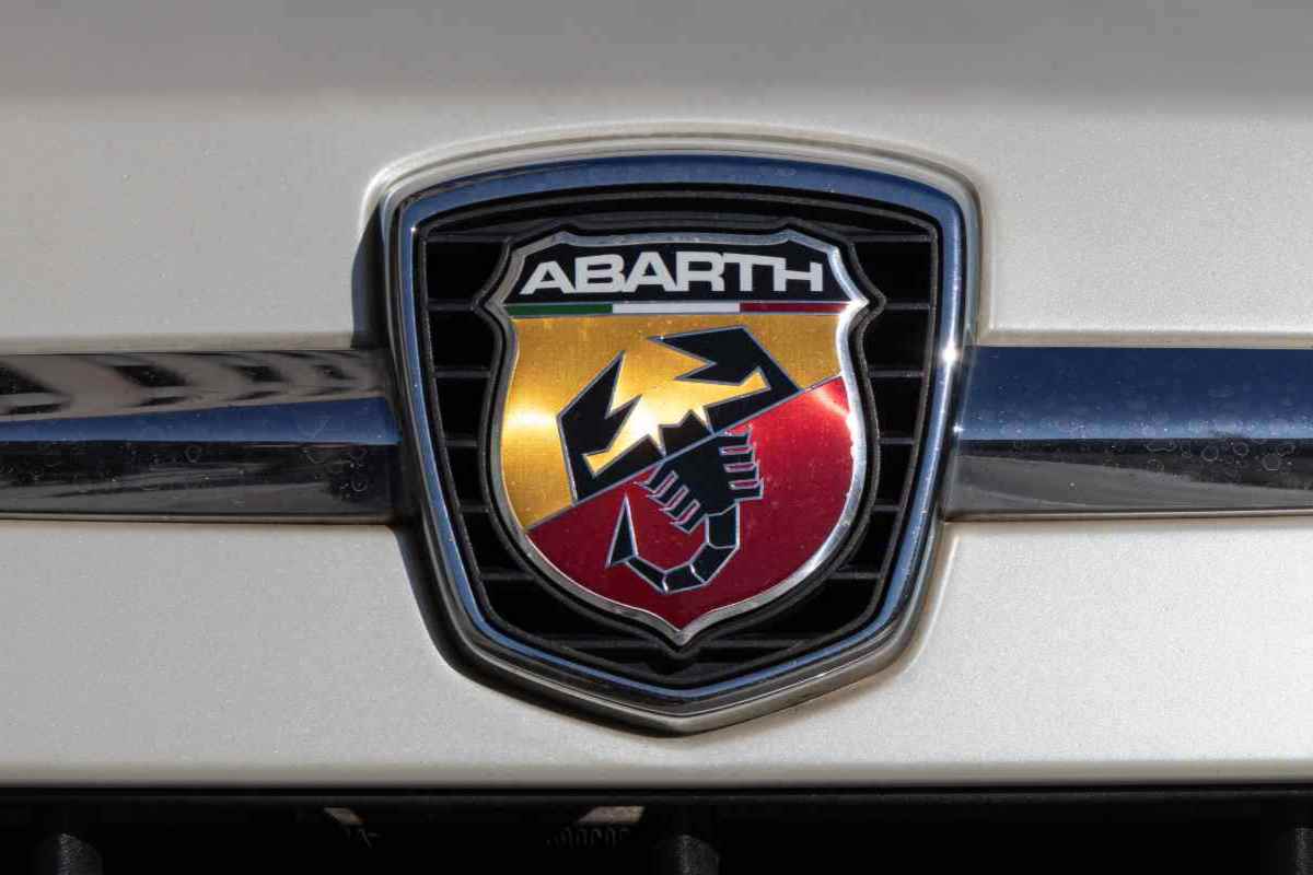 Abarth ed una nuova creatura (Adobe Stock)