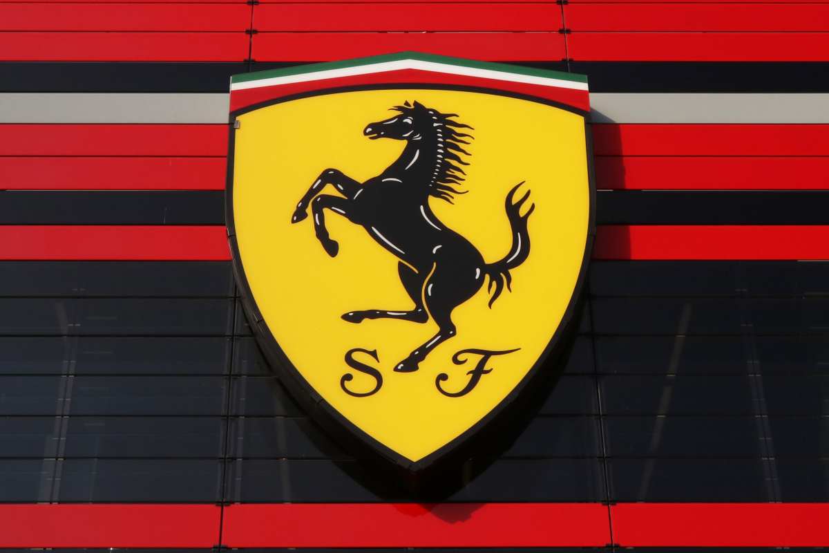 Ferrari e la particolarità del logo