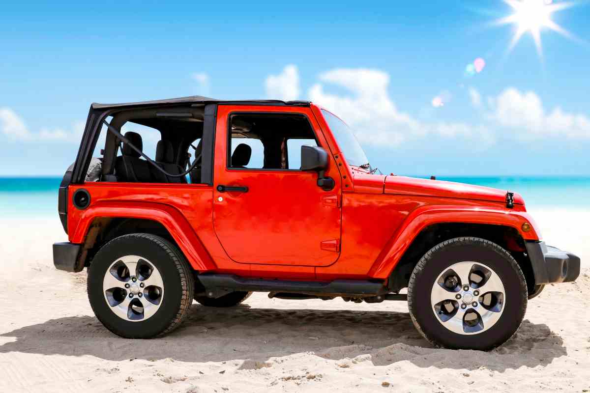 Il profilo di una piccola belva dell'off-road Jeep