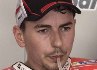 Lorenzo e la sua squadra del cuore (ANSA)