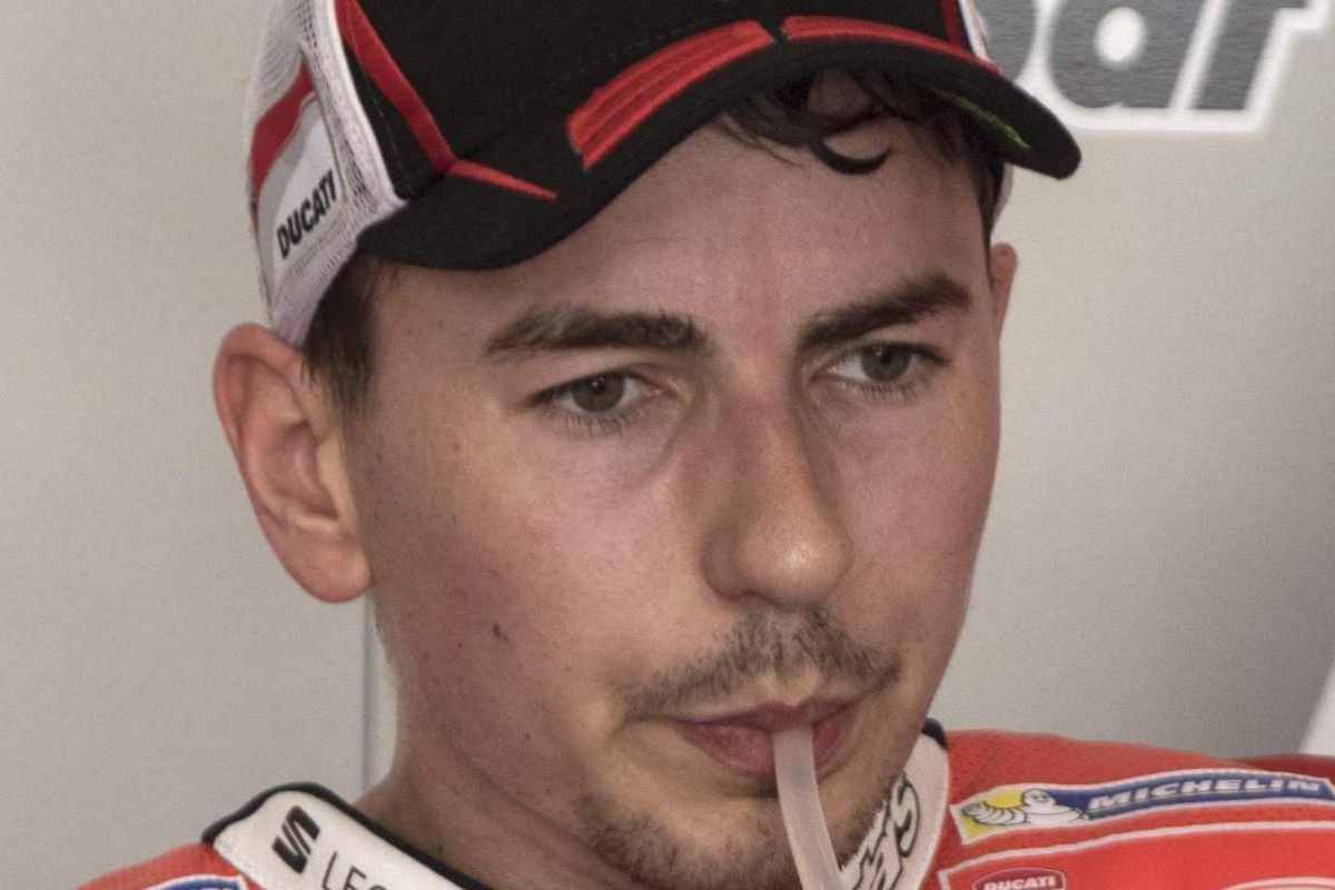 Lorenzo e la sua squadra del cuore (ANSA)