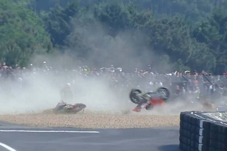 Moto2 e lo spaventoso crash (Twitter)