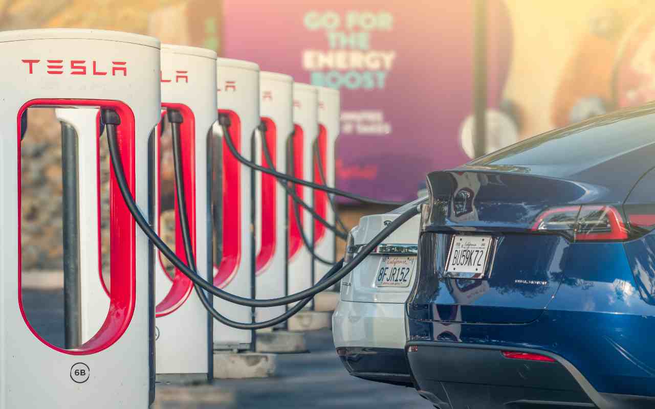 Tesla Supercharger (Adobe Stock)