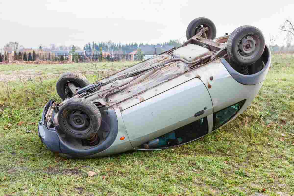 Auto elettrica si capotta