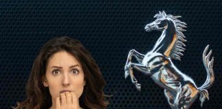 Ferrari trainata da carro attrezzi