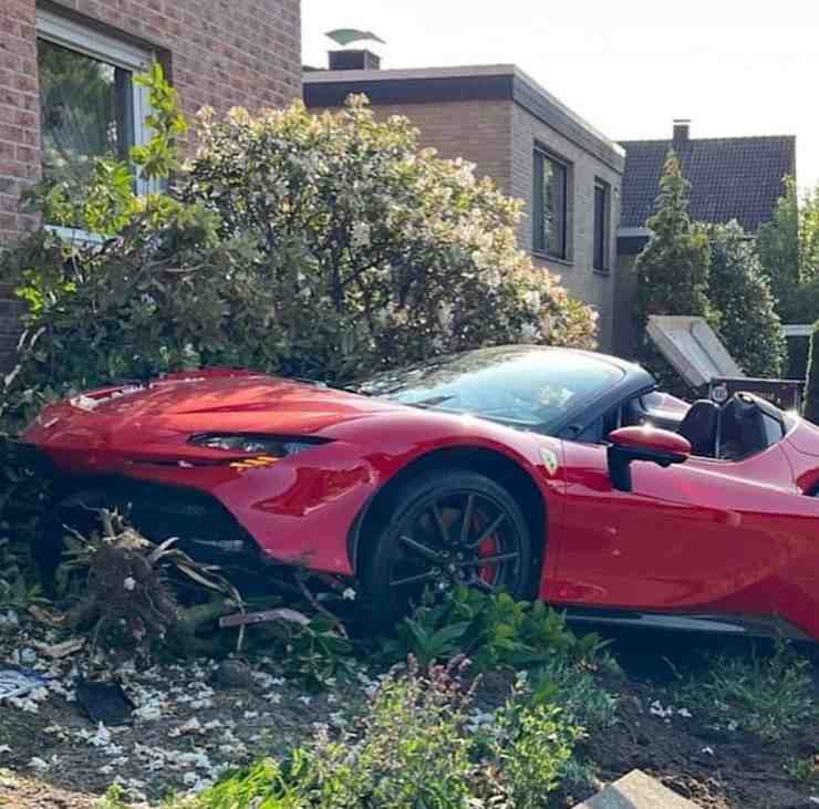 Ferrari SF90 Stradale Incidente