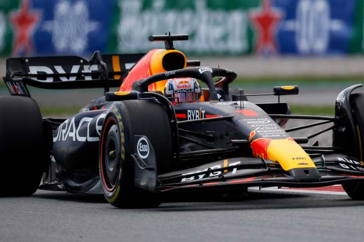 Max Verstappen spaventoso a Barcellona