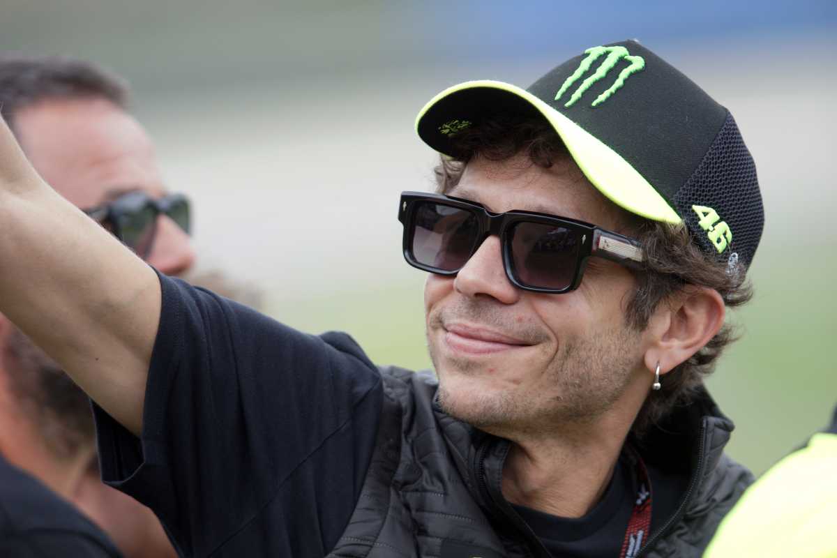 Valentino Rossi ed un oggetto ispirato a lui