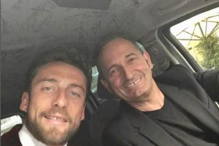 Marchisio con Agosta nel suo taxi pieno di firme