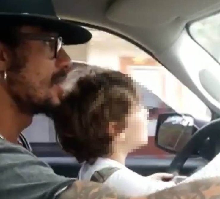 Osvaldo in macchina con suo figlio Morrison