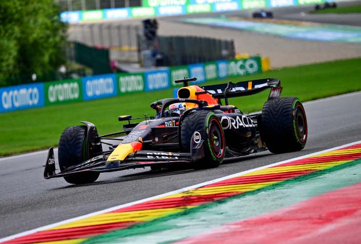 Verstappen al volante della RB19