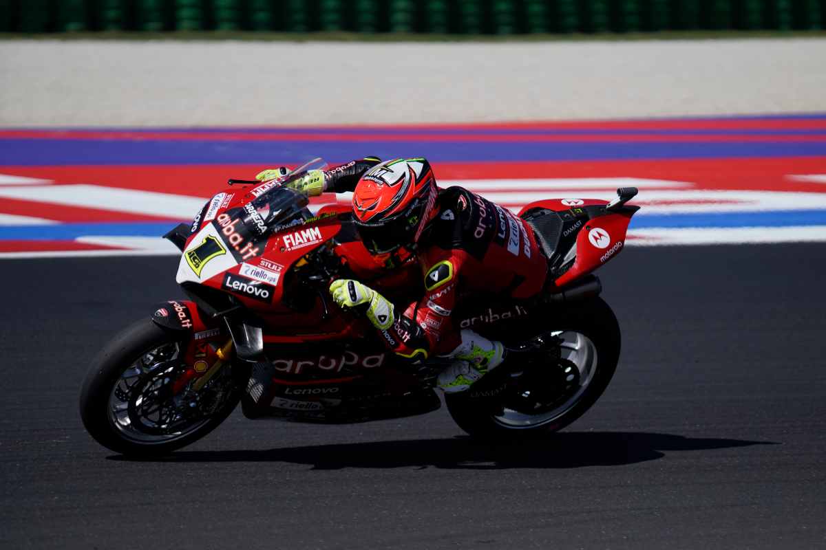 Superbike Alvaro Bautista imprendibile a Donington