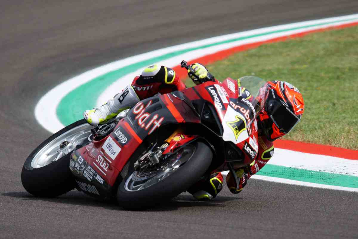 Superbike Alvaro Bautista vince ad Imola