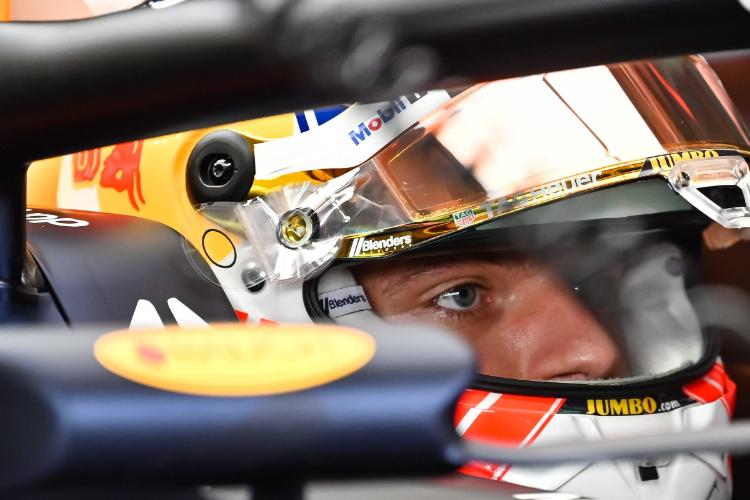 Verstappen impegnato in qualifica