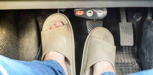 Auto, guidare con le ciabatte si può?