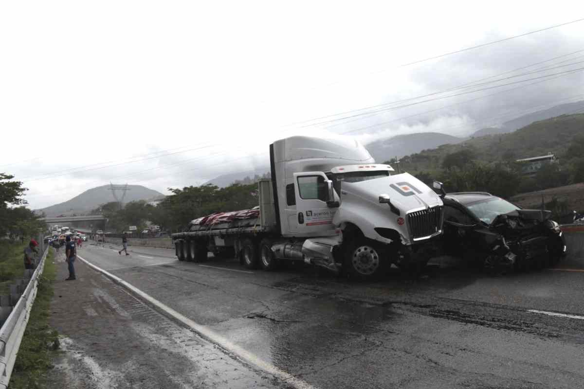 Calciatore subisce un incidente contro un tir