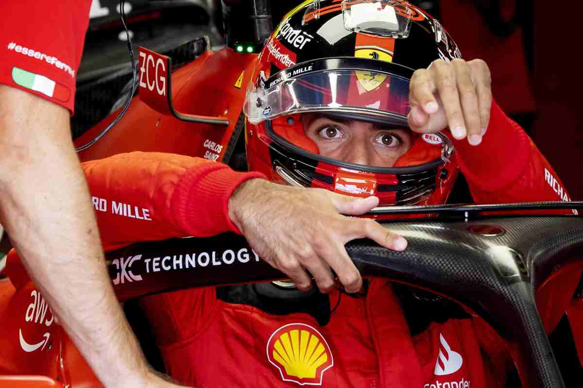 Sainz distrugge la Ferrari