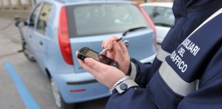 Attenzione, se parcheggi così rischi una multa: non bisogna mai fare questa cosa