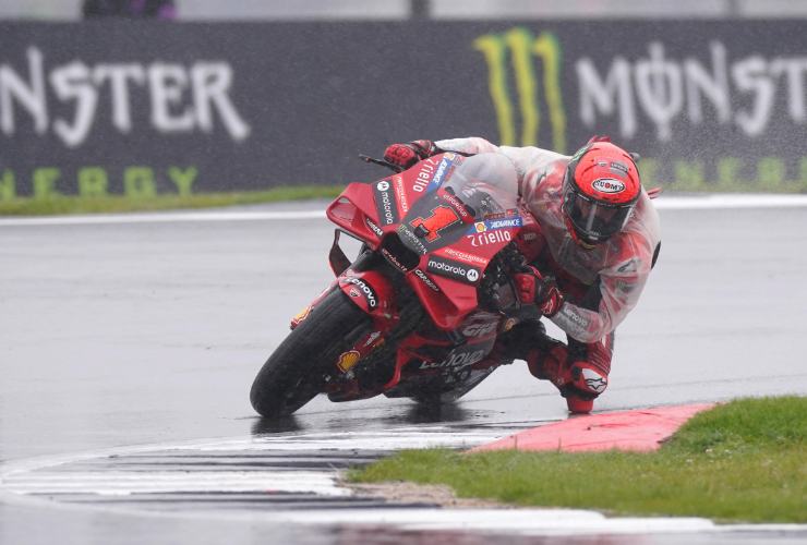 Bagnaia sul bagnato a Silverstone