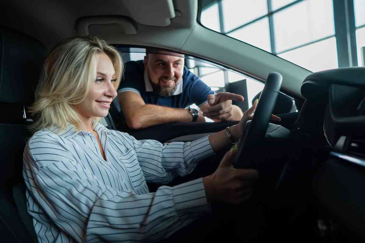 Donna e uomo al volante, chi guida meglio?