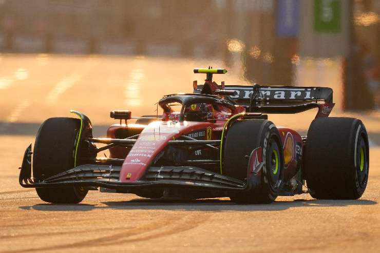 Carlos Sainz comanda il venerdì di Singapore