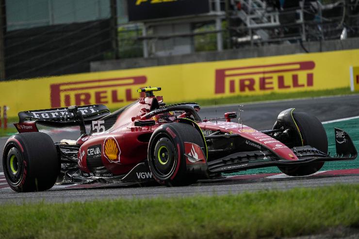 Carlos Sainz si lamenta della Ferrari