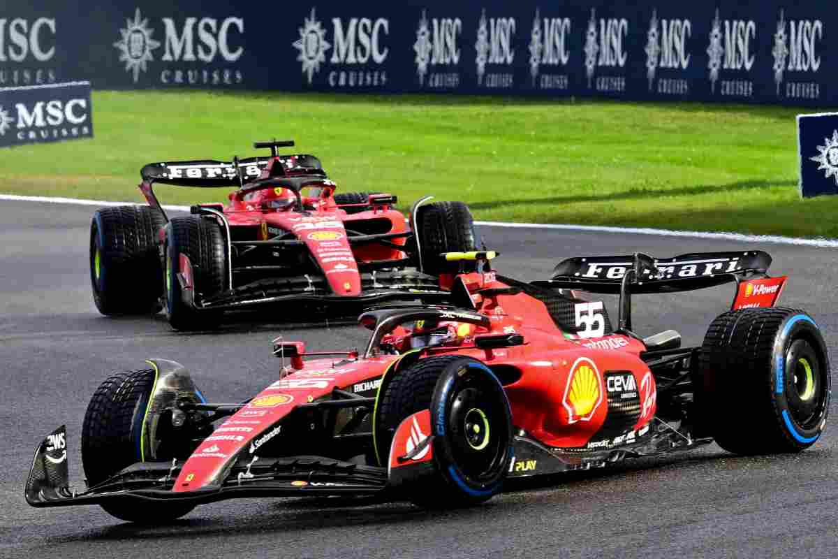 Ferrari Carlos Sainz e Charles Leclerc che lotta