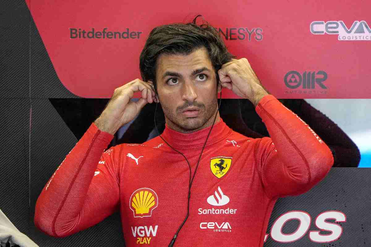 Carlos Sainz al box Ferrari