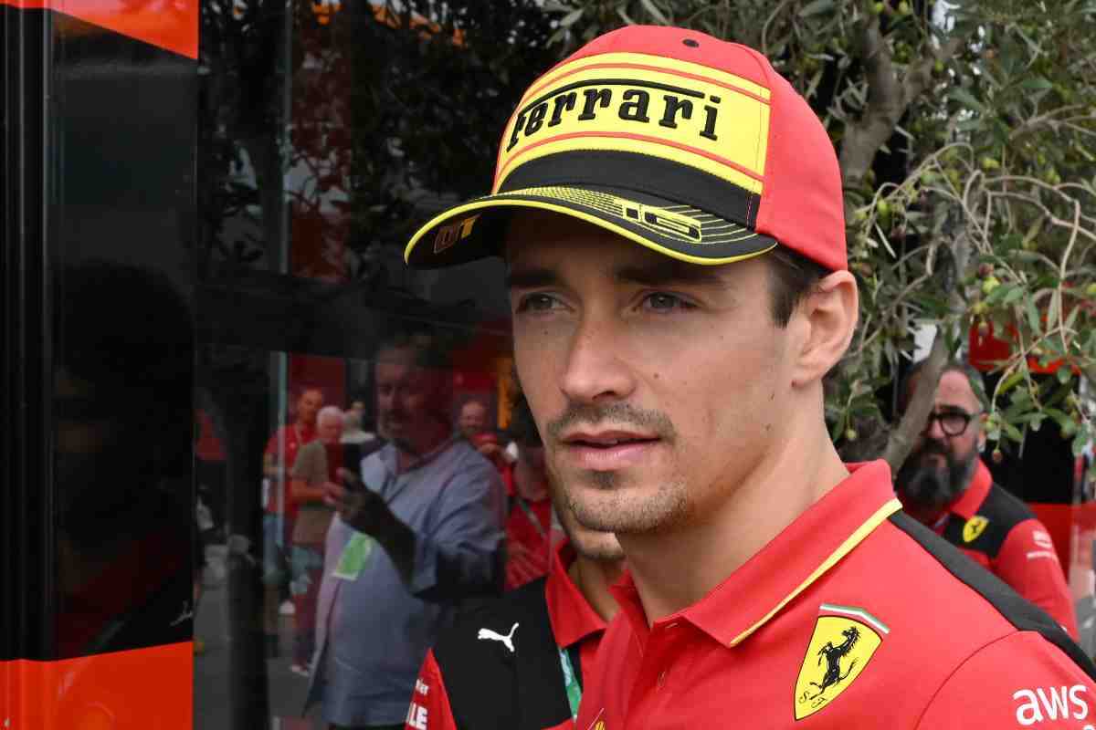 Ferrari, Leclerc tira in ballo Sainz 