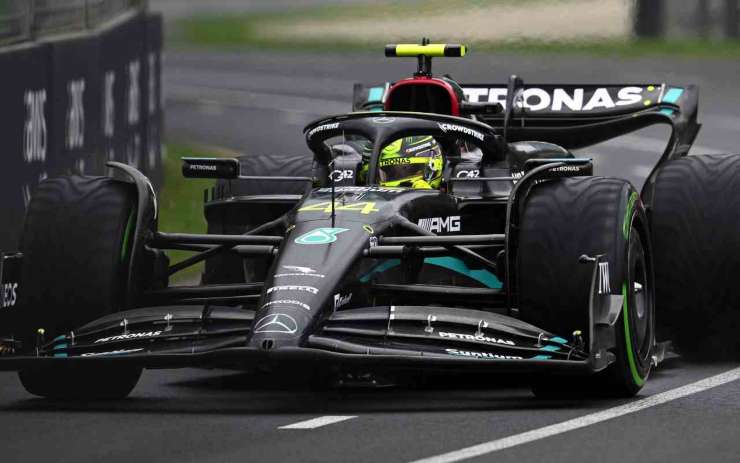 Lewis Hamilton rinnova con la Mercedes