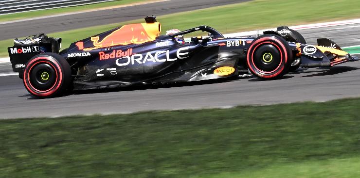 Max Verstappen domina a Mona