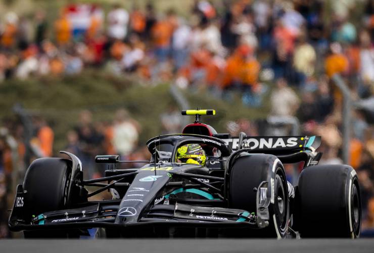 Mercedes con Hamilton al volante