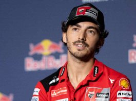 Pecco Bagnaia è scattato dalla terza posizione, ma nel pieno della lotta con il rivale Jorge Martin è crollato al suolo. Ecco cosa è successo.
