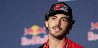 Pecco Bagnaia è scattato dalla terza posizione, ma nel pieno della lotta con il rivale Jorge Martin è crollato al suolo. Ecco cosa è successo.